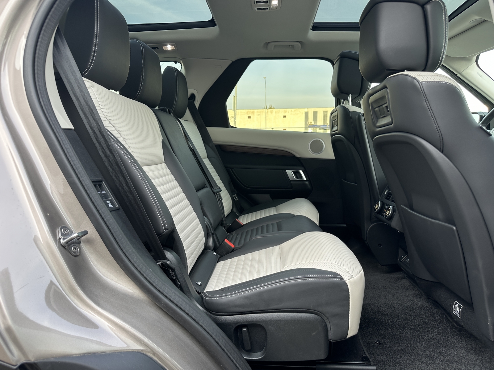 Land Rover Discovery D350 DYNAMIC HSE