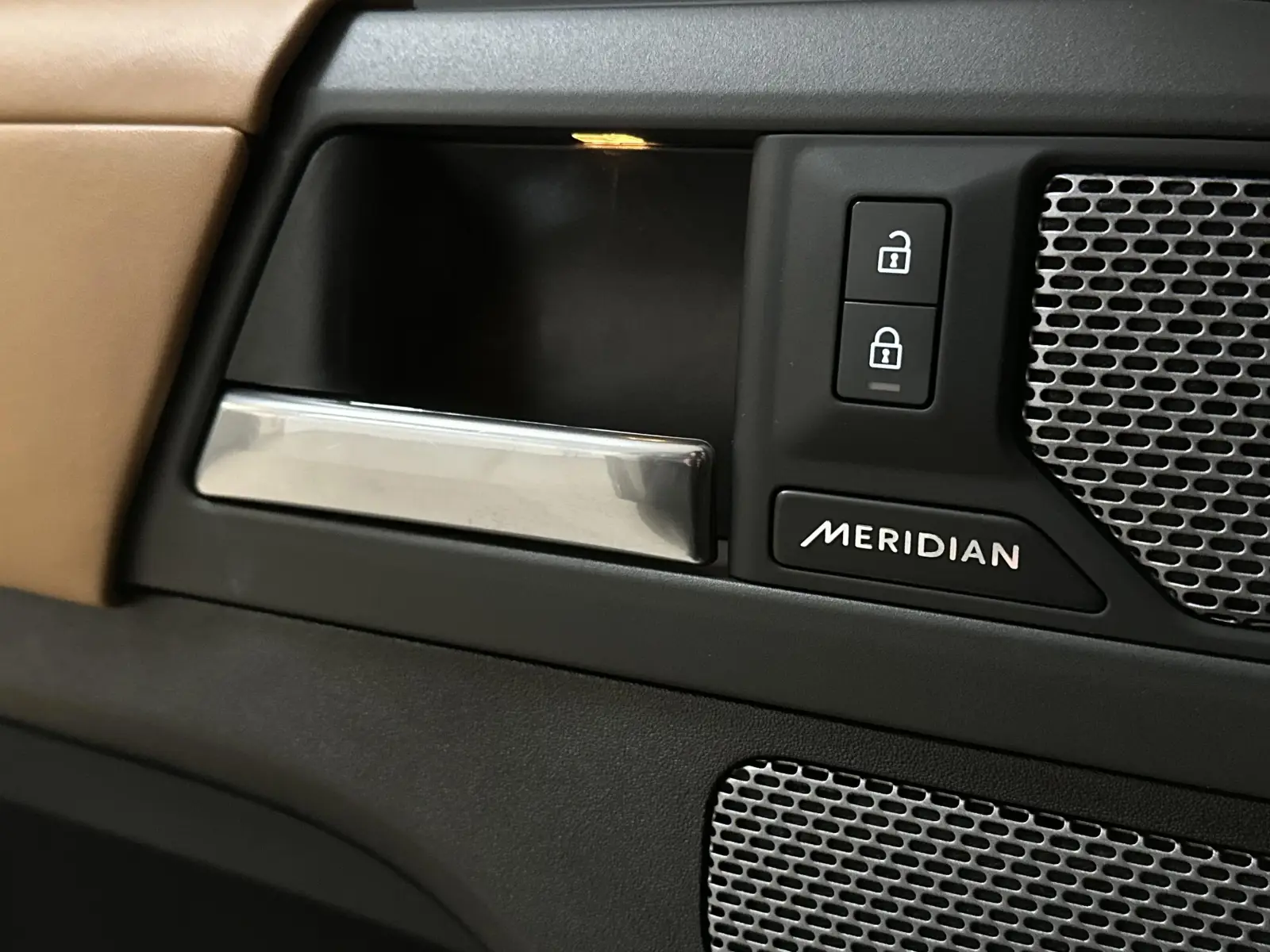 Land Rover Defender HSE R-Dynamic D250