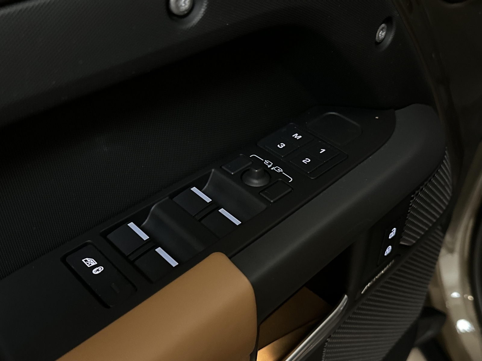 Land Rover Defender HSE R-Dynamic D250